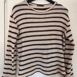 Stickad tröja  - Jättefin randig stickad tröja från Zara. Jättefint skick. Storlek S och den är perfekt nu till våren och sommaren☀️Skicka för fler bilder!☀️🌸🌼