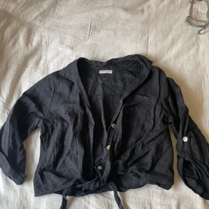 Marinblå Linneskjorta   - En mörkblå croppad linneskjorta med knyt och knappar💙Vida långa ärmar som är justerbara med knapp Knappt använd så jättefint skick🌟 