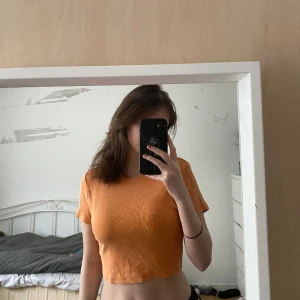 Orange cropped t-shirt - använder bara inte så mycket men den är fin