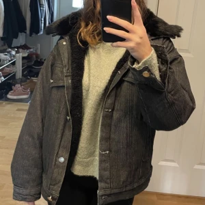 JEANSJACKA MED PÄLS - INTRESSEKOLL!! På den här jeansjackan med päls i en lite kortare modell, den är även fodrad på insidan så perfekt jacka för tidigt vår/höst. Sparsamt använd o köpt för 950kr. Priset är inkl. frakt!   Obs kommer ej ihåg vilken hemsida eller märke🙏