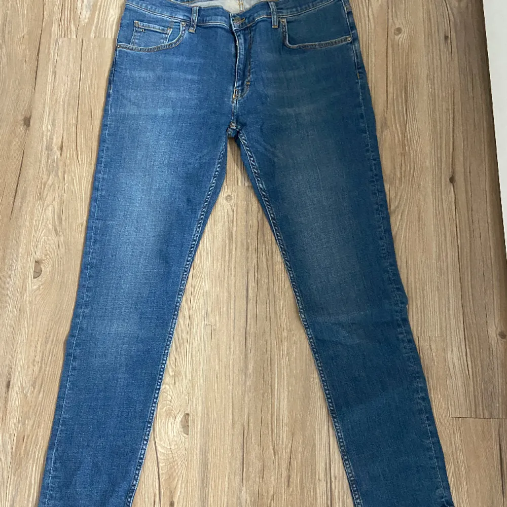 J.LINDBERG Jeans (Mid blue).  Modell Jay Active Mid Indigo. Nypris 1400kr.. Jeans & Byxor.
