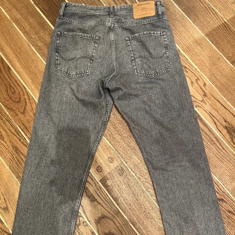 Säljer ett par jack & Jones jeans i färgen grå, de är i storlek 29/32  och har inga defekter. . Jeans & Byxor.