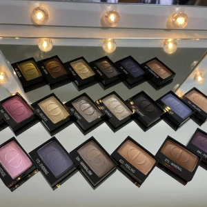 Dior eyeshadow  - Dior ögonskugga i olika färger. ☺️Det oöppnad tester. Jag fick de när jag jobbade med kicks. ❤️Du kan köpa ALLA för 999kr du vinner 1000kr på det köpet. 🫶🏻