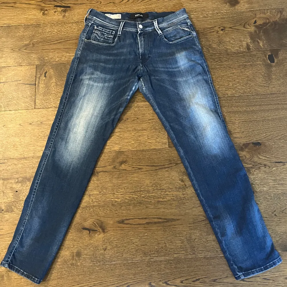 Säljer dessa slim jeans från replay i färgen mörkblå. Jeansen är i storlek 29/30 och är i bra skick, 9/10. Skriv om du har några frågor. Pris kan diskuteras vid snabb affär.. Jeans & Byxor.