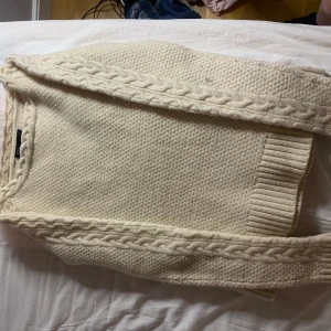 Super gullig peak performance tröja - Stickad tröja från peak performance  Har en likadan grå 