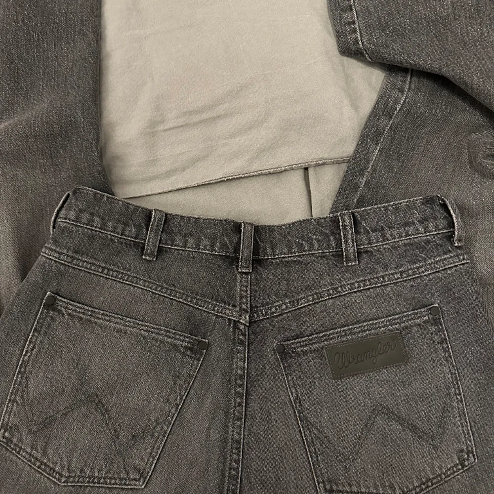 Wrangler jeans 31x32, i modellen Frontier, nyskick, nypris 999kr mitt pris 650kr. Jeans & Byxor.