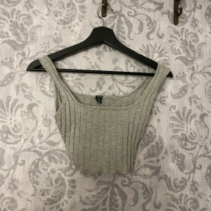 Tröja - Kan fraktas snabbt eftersom den är liten så Frakten är 18kr för denna