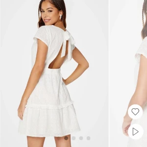 Klänning - Säljer nu denna klänning som jag köpte av en tjej här på plick, då den tyvärr inte passade. Superfin studentklänning eller sommarklänning, lappen sitter kvar. Slutsåld på hemsidan. 💓