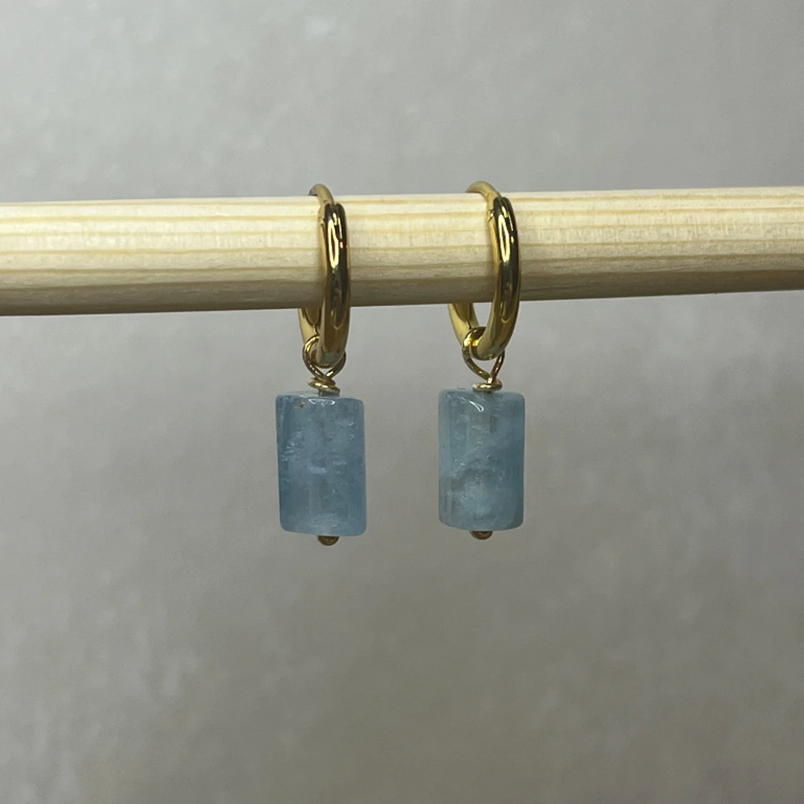 Hoops med blå stenar