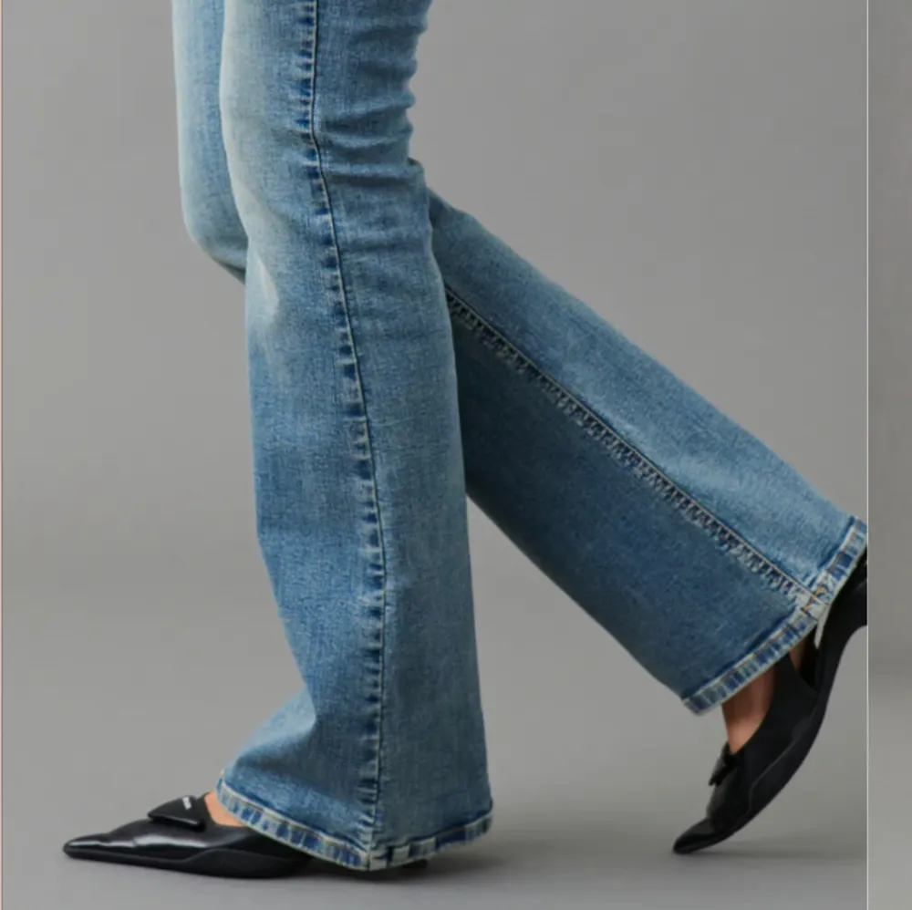 Använda 1 gång💕 Säljer ett par low waist bootcut jeans från Gina tricot då de är lite för korta för mig🌟Nypris 500kr mitt pris 350💓. Jeans & Byxor.