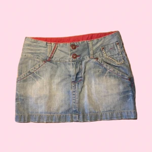 mini jeanskjol - kort jeanskjol med unika detaljer 🐞 superfint skick! kontakta gärna vid frågor <3