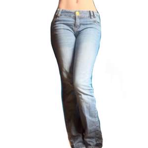 Lågmidjade jeans som passar vädligt bra till de längre (är 172 cm). 