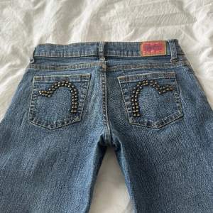 Vintage från Tyte Jeans 🩷försmå så kan ej visa på! Midja: 70cm + stretch o innerben: 76cm 