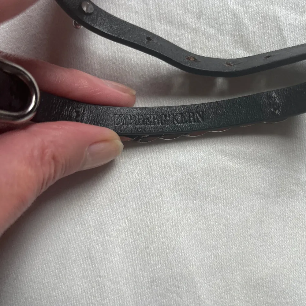 Ett läderarmband som läggs runt 2 ggr o fäst efter storlek på handled. . Accessoarer.