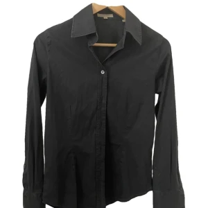 Burberry skjorta  - säljer en svart burberry skjorta som givetvis är äkta. Sitter som xs-s. pris går att diskutera och hör av dig om du har någon fråga!