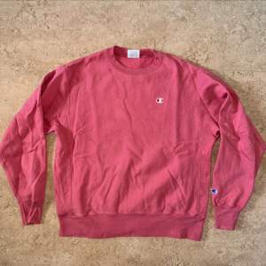 En väldigt fin champion crewneck från Reverse Weave kollektionen. Snygg salmon rosa färg 