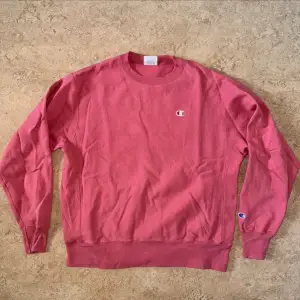 En väldigt fin champion crewneck från Reverse Weave kollektionen. Snygg salmon rosa färg 