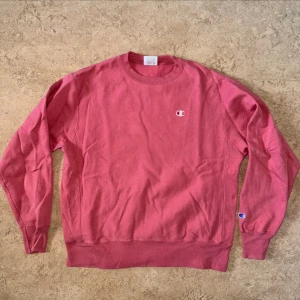 Champion Reverse Weave Crewneck - En väldigt fin champion crewneck från Reverse Weave kollektionen. Snygg salmon rosa färg 