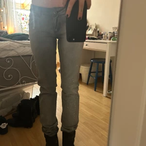 Jeans med detaljer - Skit coola jeans köpa på secondhand! Jag är 160, kom privat för mer information💞