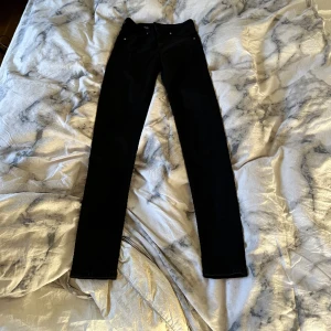 Svarta jeans  - Helt oanvända svarta jeans från bikbok  Skinny jeans  Storlek S  Nypris : 599