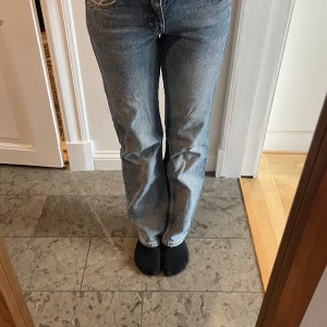Lågmidjade jeans från weekday  - Ett par supersnygga lågmidjade jeans från weekday. Modellen heter arrow och de är i storlek W24/L32.