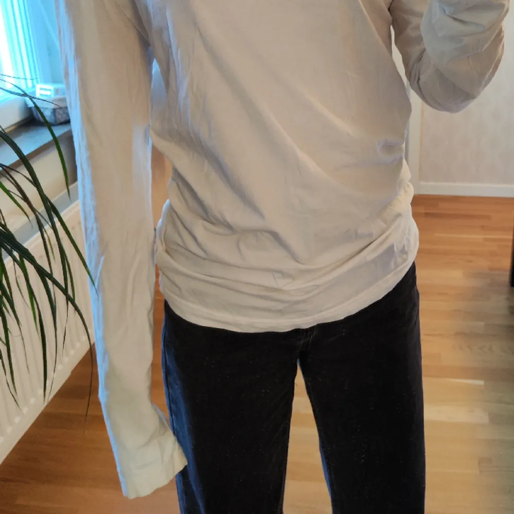 Crewneck slimfit i herrstorlek S från H&M😎 Aldrig använd, då den är lite stor för mig, men helt ny:) . T-shirts.