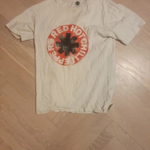 Band tröja - Denna tröja passar s och m. Jag har aldrig andvänt den men när jag köpte den så hade den några hål i sig som man kan se på bild nr 2. Annars e skicket bra. Dma om du har frågor och priset kan diskuteras🤭