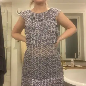 Snygg klänning från Marc Jacobs i storlek M. Perfekt till sommaren då den är väldigt tunn. I mycket bra skick inga slitningar eller hål💞