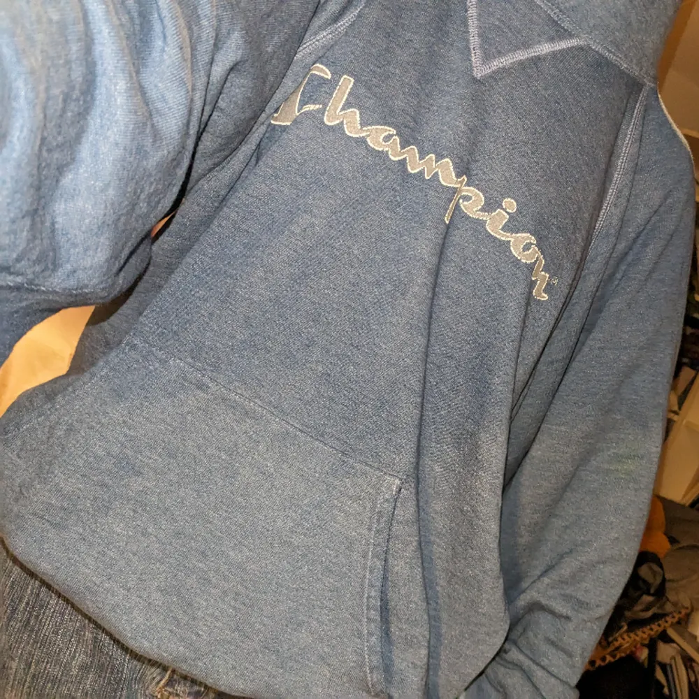 Snygg mörkblå Champion hoodie, texten är lite urtvättad men annars i bra skick! . Hoodies.