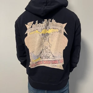 Zadig & Voltaire hoodie - Tjena, säljer nu denna skit feta hoodie från Zadig | Storleken är M | Färgen är mörkblå och skicket är 8/10 | Modellen är ca 181 cm | Hör gärna av dig vid minsta lilla fundering 😊 