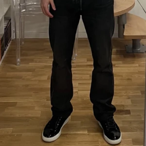 Levis 501 - Skitsnygga Levis 501 i grå/svart!