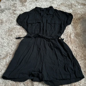 Byxdress - Gina Tricot  - Byxdress från Gina Tricot i fint skick. 