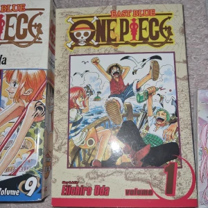 One Piece - East blue (manga)  - 1a boken av serien One piece även bok n 7,8,9 i en. Båda är i bra form och har inga skador. Köptes för 170kr och 200kr. Kan köpas separat med 70kr för 1an och de andra för 100kr. Kom gärna med prisförslag. 