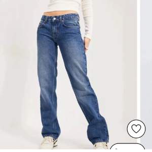 Low/mid waist jeans fråm nelly! Storlek 38 o i toppen skick!💕💕nypris 599kr