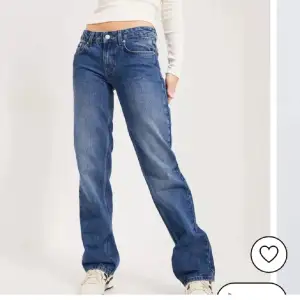 Low/mid waist jeans fråm nelly! Storlek 38 o i toppen skick!💕💕nypris 599kr