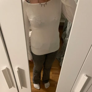 Vit tröja  - Jätte snygg tröja från nått butik i Italien. Använt typ 2 gånger ⭐️ säljer bara för att det är för små 🤍💗