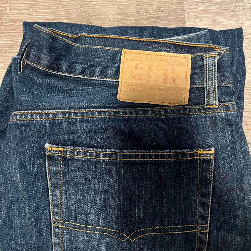 Baggy Levis jeans Strlk 38/30. Mörk blåa Levis jean som sitter helt okej med ett bälte. De är lite lätt slitna i änden vid fötterna(kan skicka bild vid intresse). Även ett pyttelitet hål på framsidan som knappast är synligt.. Jeans & Byxor.