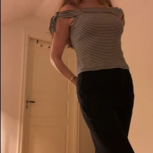 Randig topp - Blå och vit-randig off-shoulder topp köpt i Frankrike 🪡🪞🤍 Justerbara axelband som knyts efter smak! 