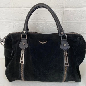 Zadig Voltaire Väska Sunny Mocka - Zadig Voltaire Väska I mocka i modellen Sunny, dustbag ingår ej   Äldre modell så finns ej längre så väldigt unikt!!  Köpt på vestiare 2022 