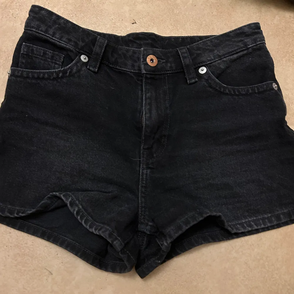 Svarta jeans shorts storlek 36, högmidja helt oanvända. Shorts.