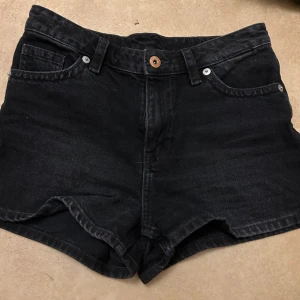 Jeans shorts  - Svarta jeans shorts storlek 36, högmidja helt oanvända