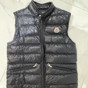 Moncler Gui Väst - - Storlek 1 (Motsvarar XS/S) - Skick 10/10 (Inga flaws) 