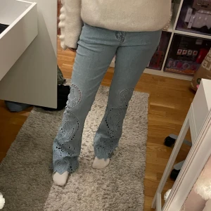 Flare jeans med coola detaljer  - Supersnygga Jeans med unika detaljer! Jeansen kommer från Classic jeans, står ingen stl men är som en 34a, superbra skick förutom att knappen är lite lös. Köpta från en tjej på Plick men ångra mig då jag har många andra jeans. Skriv om ni undrar nåt🥰