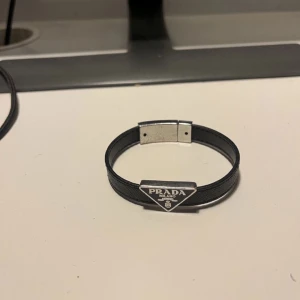 Prada armband  - Prada armband utan defekter kom privat vid frågor och funderingar skriv gärna har även äktahets bevis💬