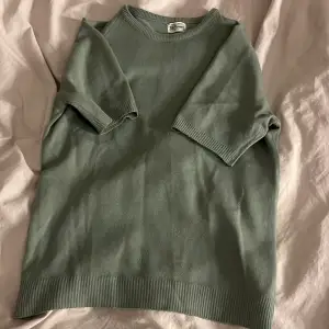 Säljer en tröja passar mig som har xs/s den är lite ljusare grön i verkligheten 70kr
