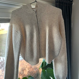 Stickad hoodie - Stickad hoodie med dragkedja från Saras barnavdelning, superfin och perfekt till våren, använd en gång 