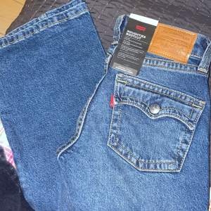 Säljer ett par helt nya lågmidjade Levis jeans. w25 L30/ca 67cm i midja, 76cm innerben (står L32, men troligtvis fel)  Nypris 1319kr