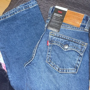 Levi’s jeans - Säljer ett par helt nya lågmidjade Levis jeans. w25 L30/ca 67cm i midja, 76cm innerben (står L32, men troligtvis fel)  Nypris 1319kr