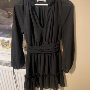 Zara klänning  - Säljer min zara klänning i storlek S. Knappt använd!