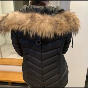 Jacka med päls - Säljer nu denna jacka med päls frpn hollies, nypris 3000 kr ca.